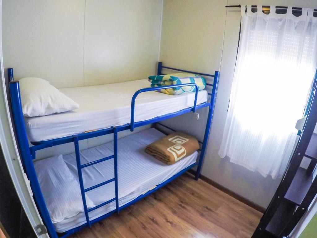 Postel nebo postele na pokoji v ubytování CENTRO DE OCIO ALÚA Bungalows Camping Rafting Benamejí