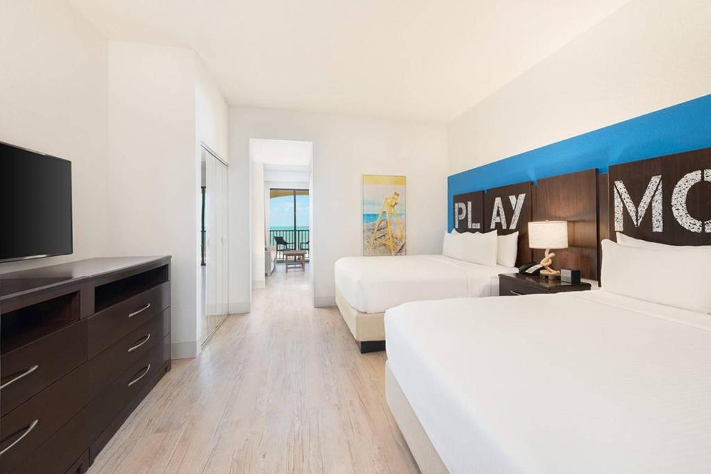 Cama ou camas em um quarto em Sirata Beach Resort St Pete Beach