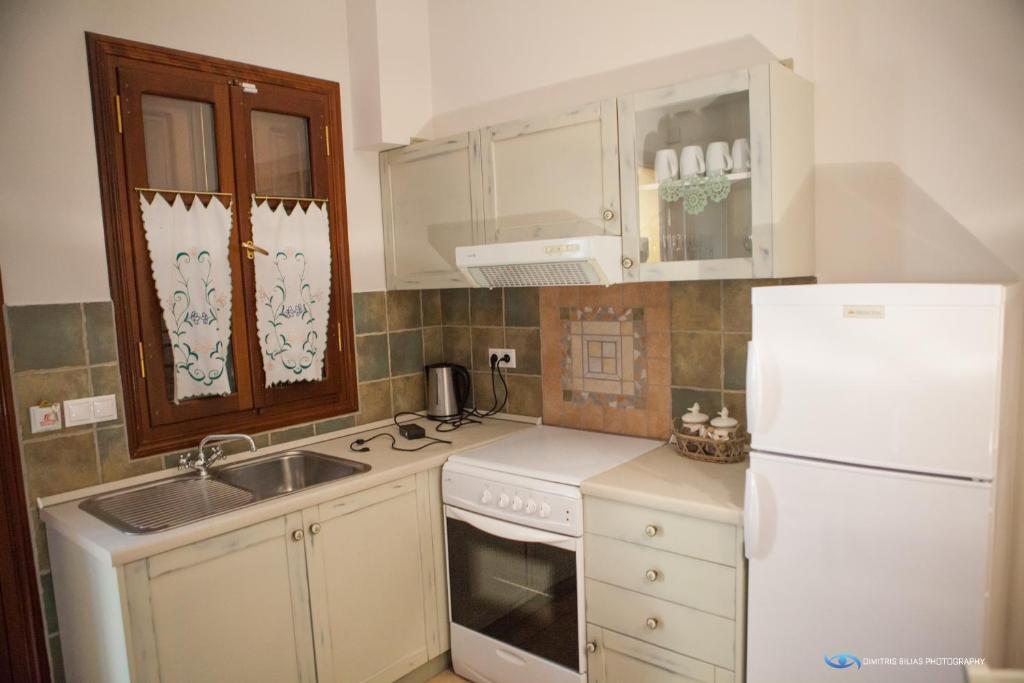 Kuchyň nebo kuchyňský kout v ubytování Iapetos Village