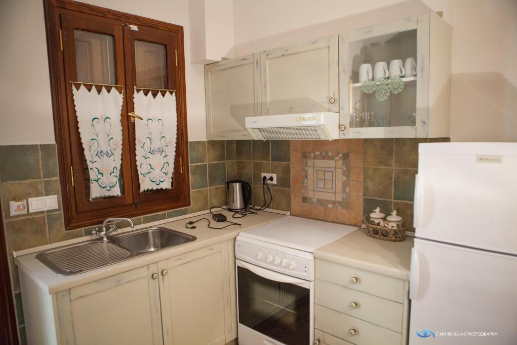 Kuchyň nebo kuchyňský kout v ubytování Iapetos Village