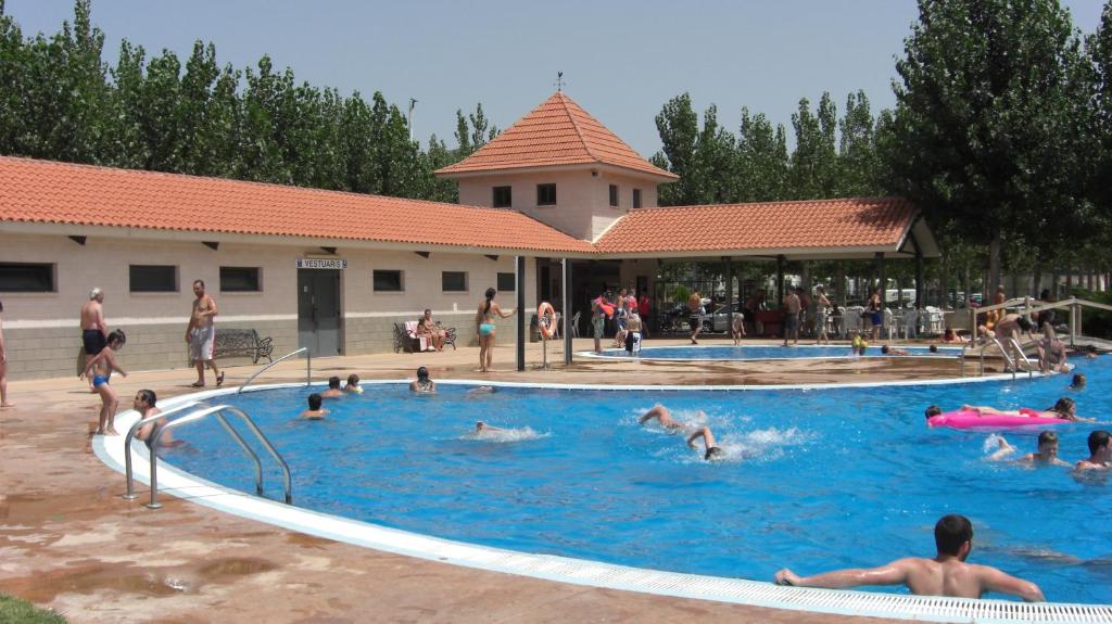 Bazén v ubytování La Noguera Camping nebo v jeho okolí