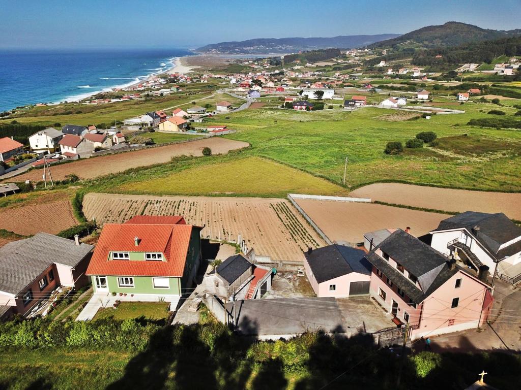 einem Luftblick auf ein Dorf am Meer in der Unterkunft Casa Razo da Costa in Razo da Costa