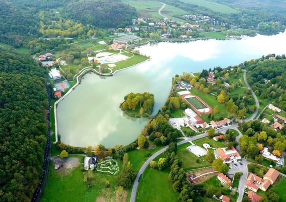 uma vista aérea de um lago no meio de uma cidade em Takács vendégház em Orfű