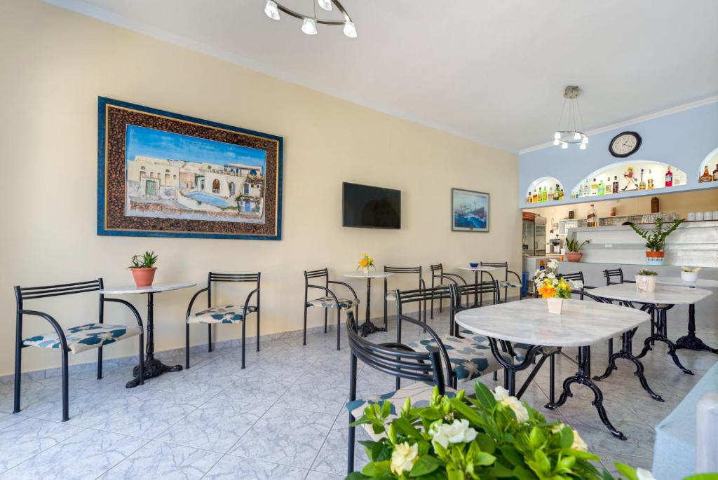 TV a/nebo společenská místnost v ubytování Akis Hotel