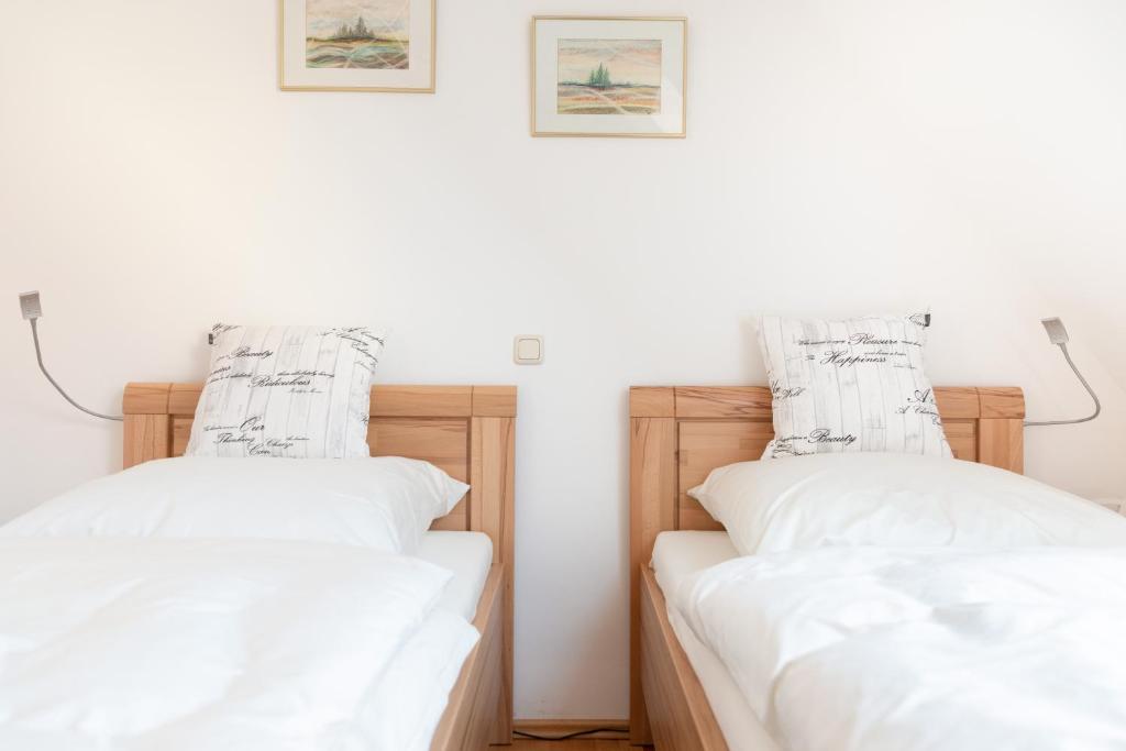 Postel nebo postele na pokoji v ubytování Ferienwohnung Mittendrin