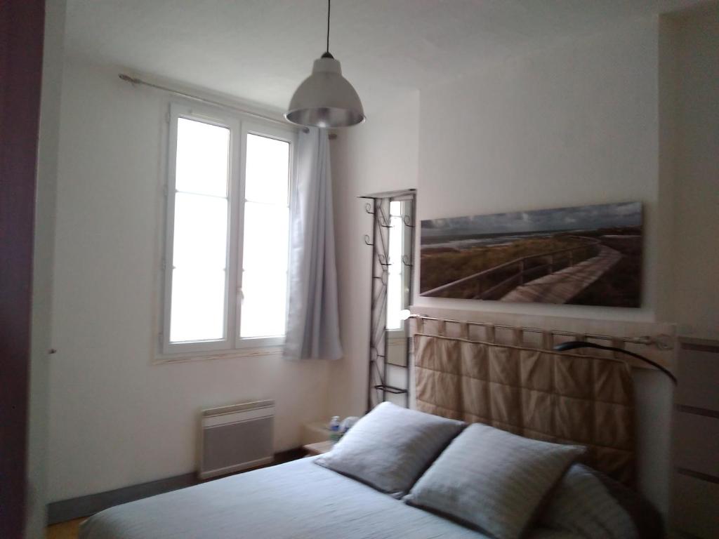 ラ・ロシェルにあるSur le vieux port, centre de la Rochelleのベッドルーム(ベッド1台、窓付)