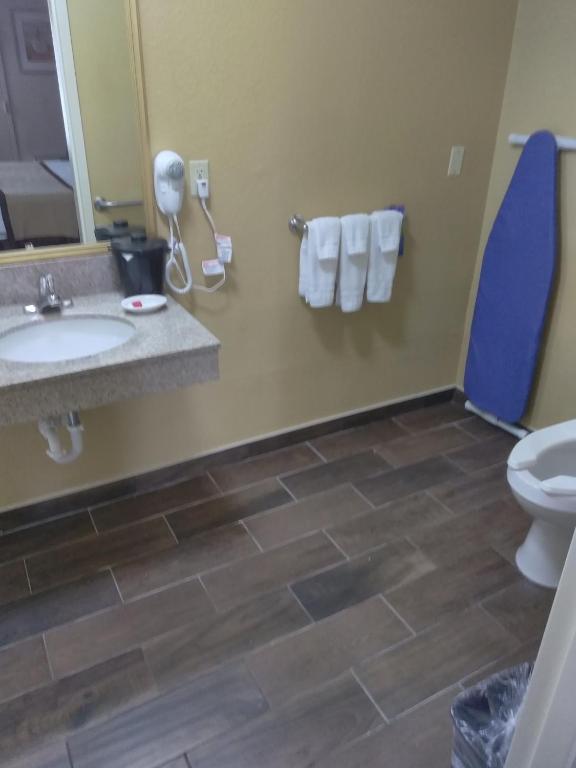 Baymont by Wyndham Madison Heights Detroit Area - King Room - Mobiliteitstoegang/niet -roken