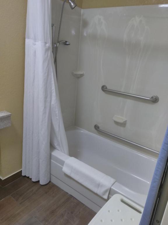 Baymont by Wyndham Madison Heights Detroit Area - King Room - Mobiliteitstoegang/niet -roken