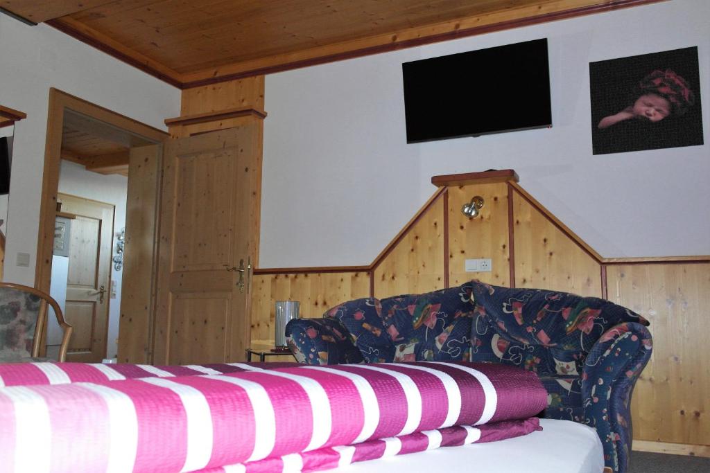 Televízia a/alebo spoločenská miestnosť v ubytovaní virgen-urlaub