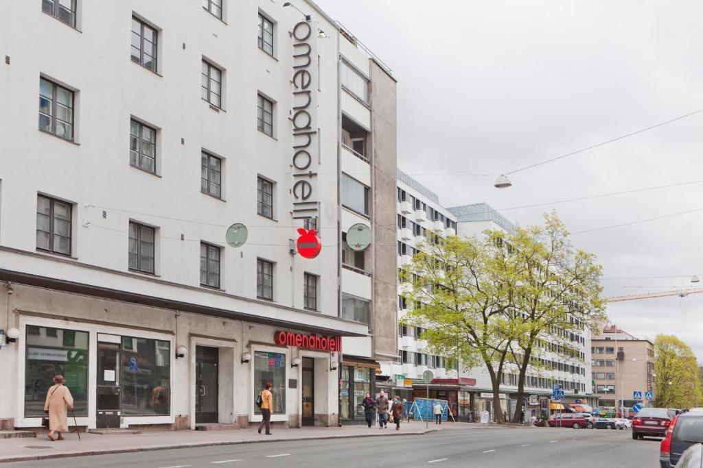 un edificio blanco con un cartel en el costado en Omena Hotel Turku Humalistonkatu en Turku