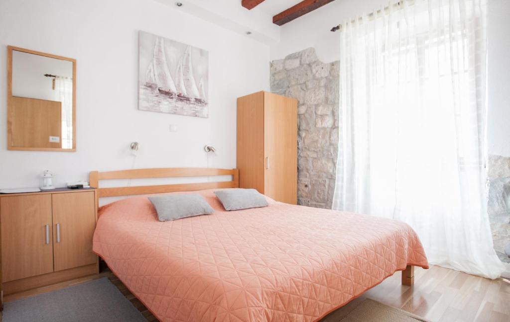Postel nebo postele na pokoji v ubytování Guesthouse Trogir Proto-Free parking