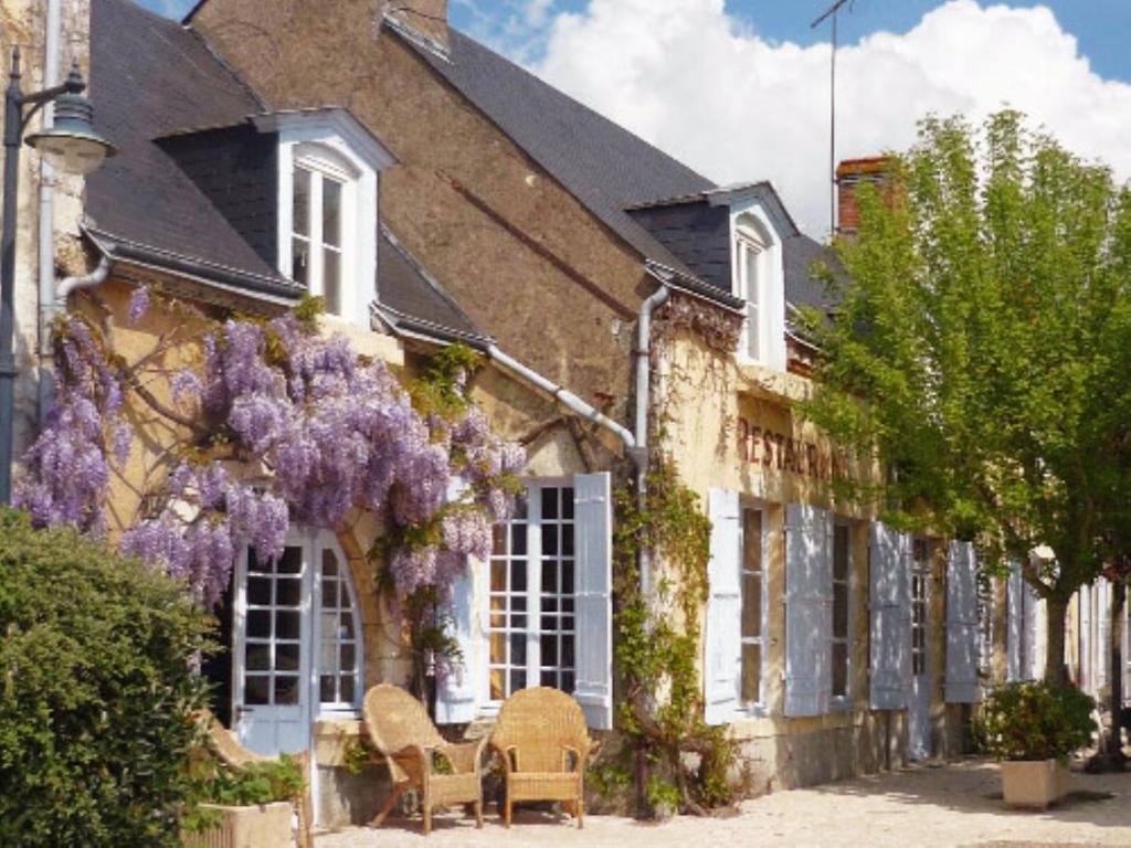 a house with wisteria on the side of it at Résidence Hôtelière La Marine in Combleux