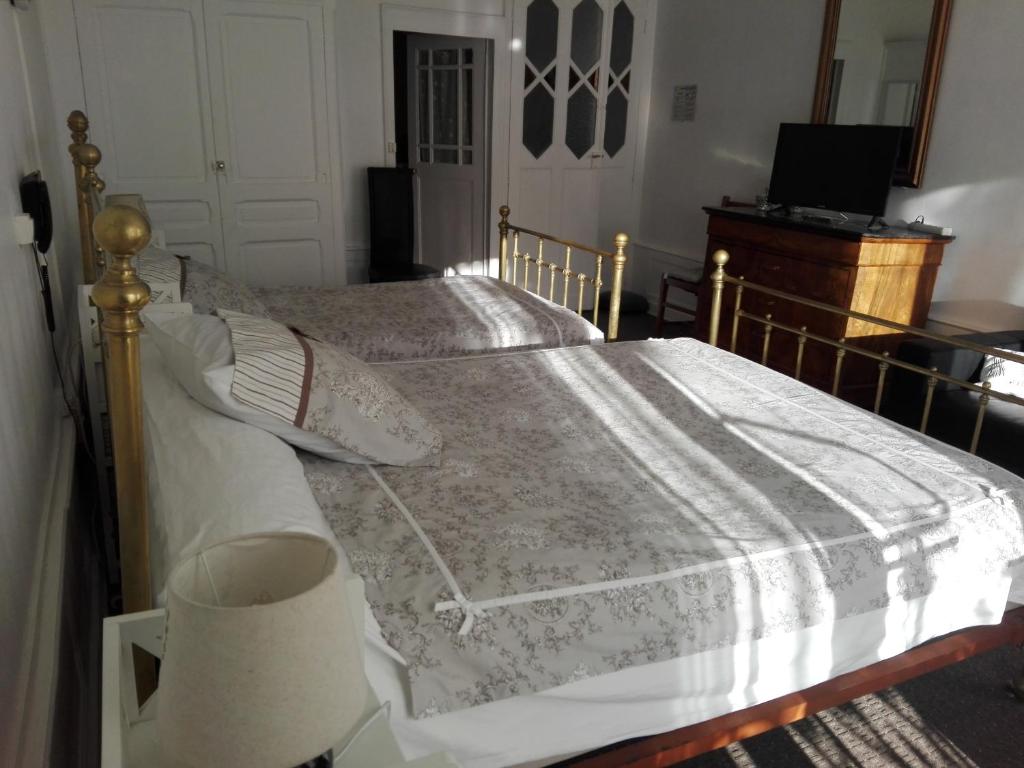 コントレクセビルにあるHôtel des XII Apôtres & de la Clé des Champsのベッドルーム1室(大型ベッド1台、白いシーツ、枕付)