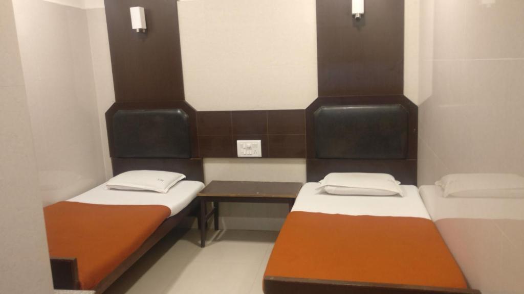 Postel nebo postele na pokoji v ubytování Hotel Sarada Nivas