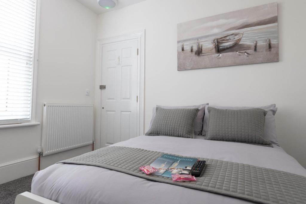 Postel nebo postele na pokoji v ubytování Southsea Studios - Luxury Seaside Apartments