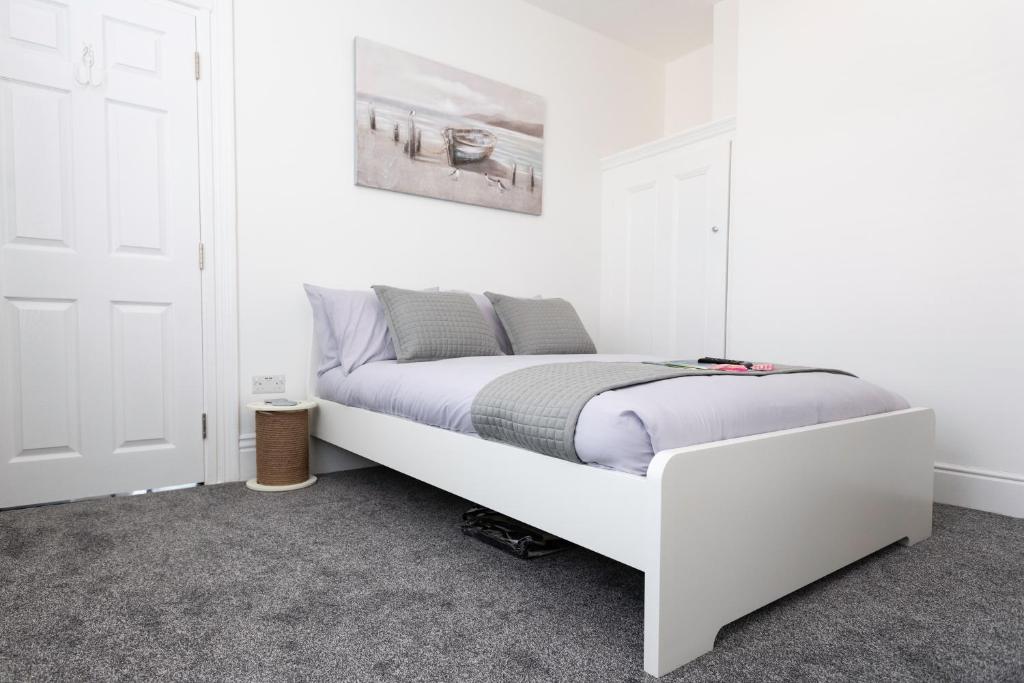 Postel nebo postele na pokoji v ubytování Southsea Studios - Luxury Seaside Apartments