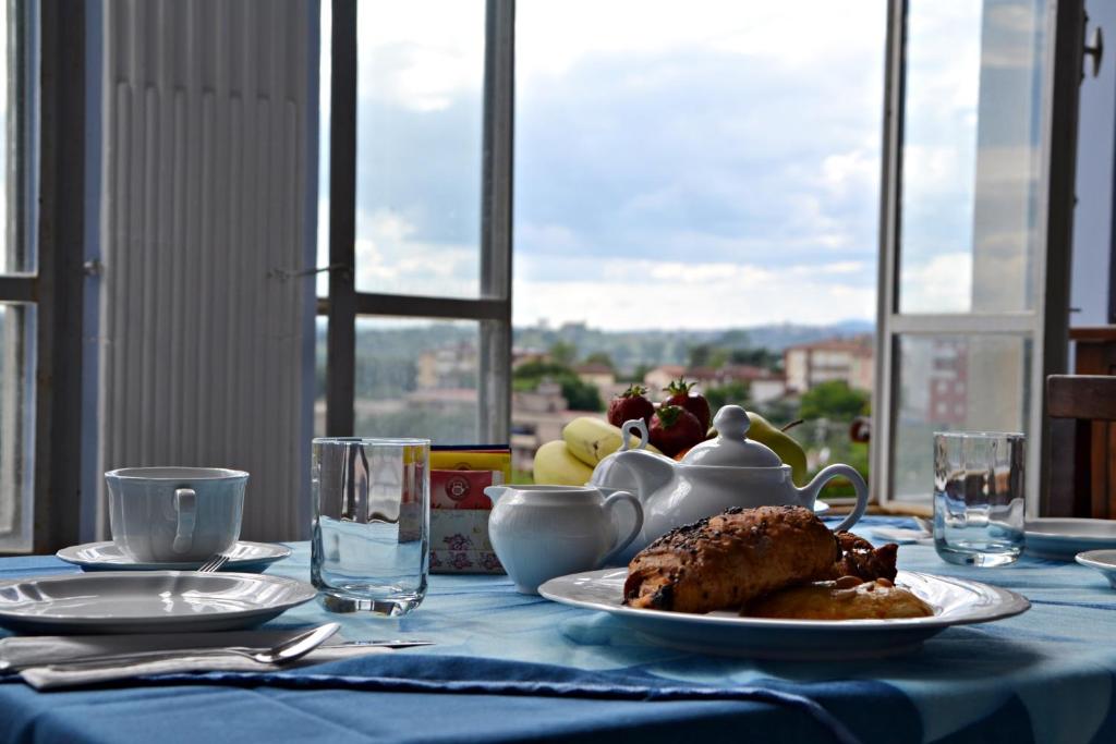 una mesa con un mantel azul y un plato de comida en Tuscany Experience BnB, en Foiano della Chiana