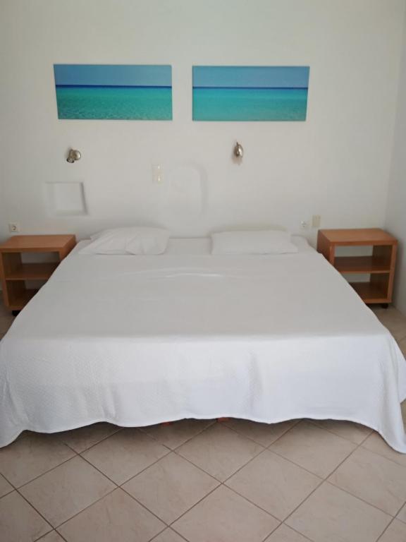 Postel nebo postele na pokoji v ubytování Sourmeli Garden Hotel