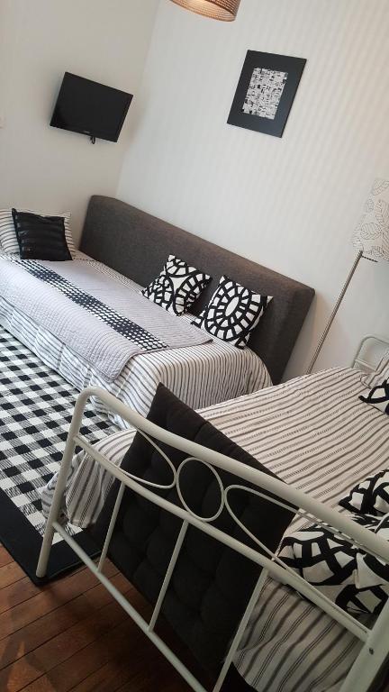 Postel nebo postele na pokoji v ubytování HÔTEL Le 6 3 Home PORT EN BESSIN