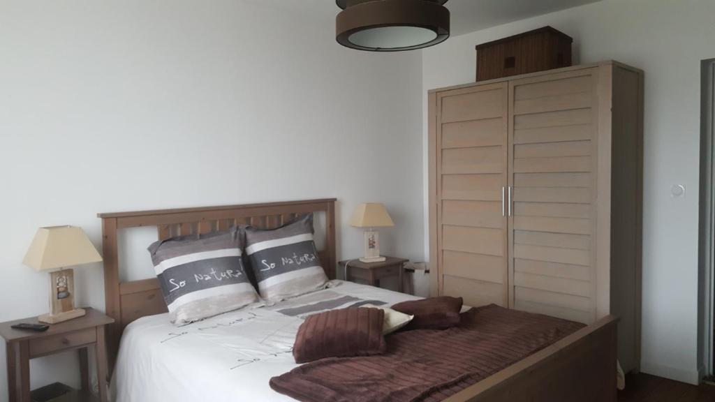 Postel nebo postele na pokoji v ubytování HÔTEL Le 6 3 Home PORT EN BESSIN