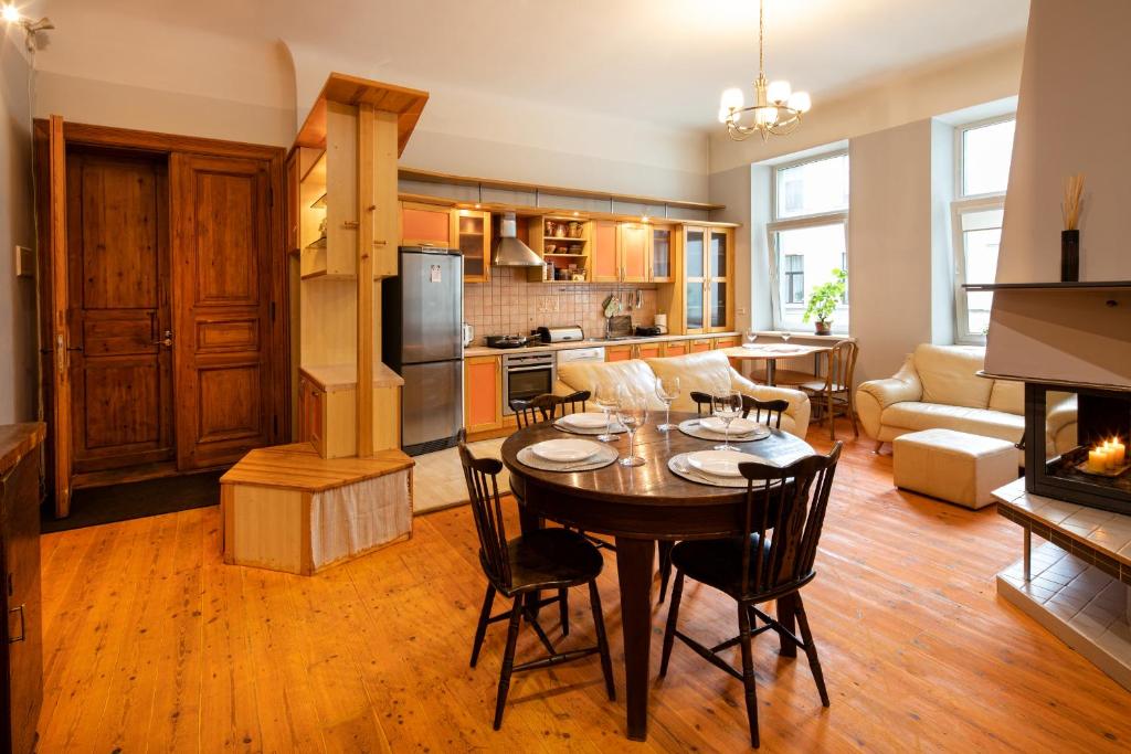 里加的住宿－Riga City Family Apartment，厨房以及带桌椅的起居室。