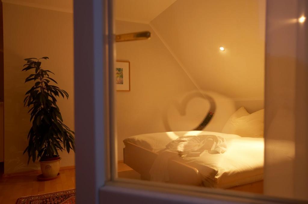 A bed or beds in a room at Winzerhaus Friedrich