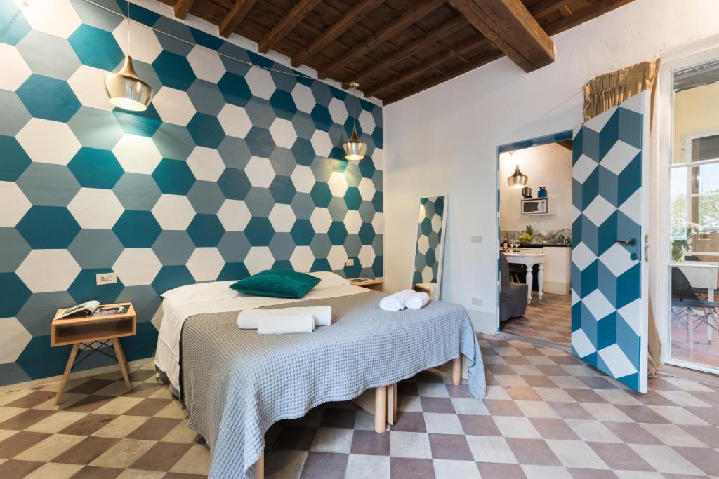 フィレンツェにあるF6 - Santa Croce one bedroom flat for 2 or 3 guestsのベッドルーム1室(青と白の壁のベッド1台付)