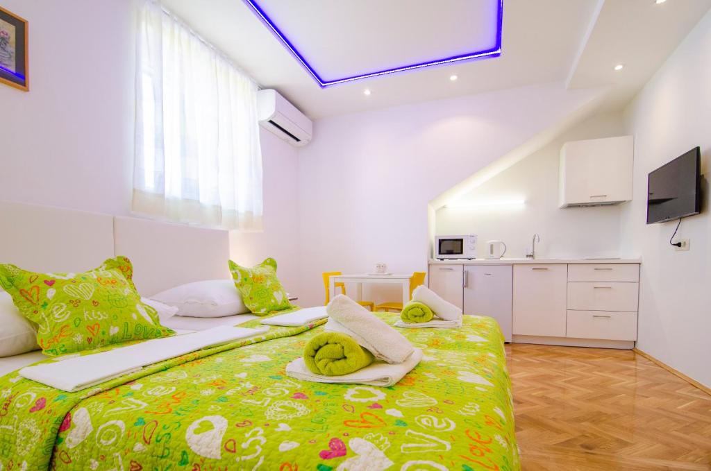 - une chambre avec un lit et des serviettes dans l'établissement Apartman Split Old Town Center, à Split