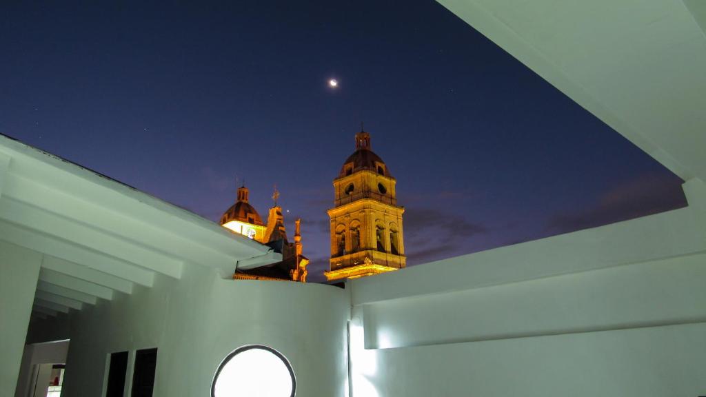 vistas a un edificio con una torre de reloj por la noche en Nomad Hostel, en Santa Cruz de la Sierra