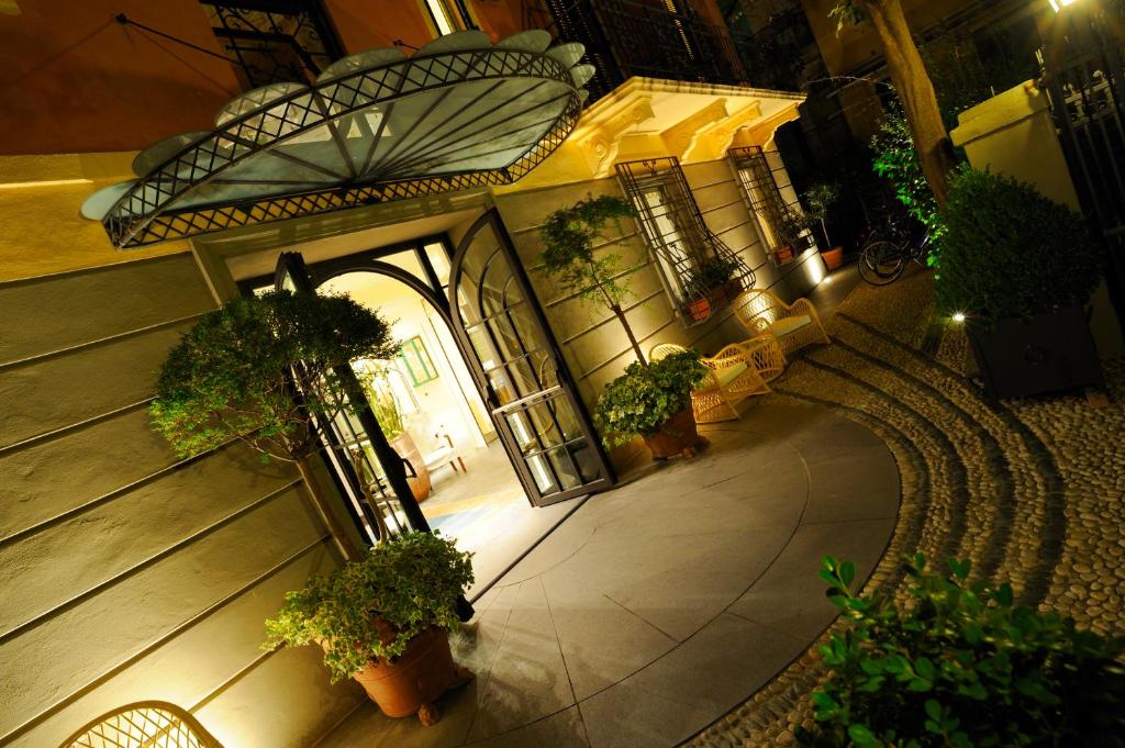Residence Villa Firenze في ألاسيو: إطلالة علوية على مبنى به نباتات الفخار