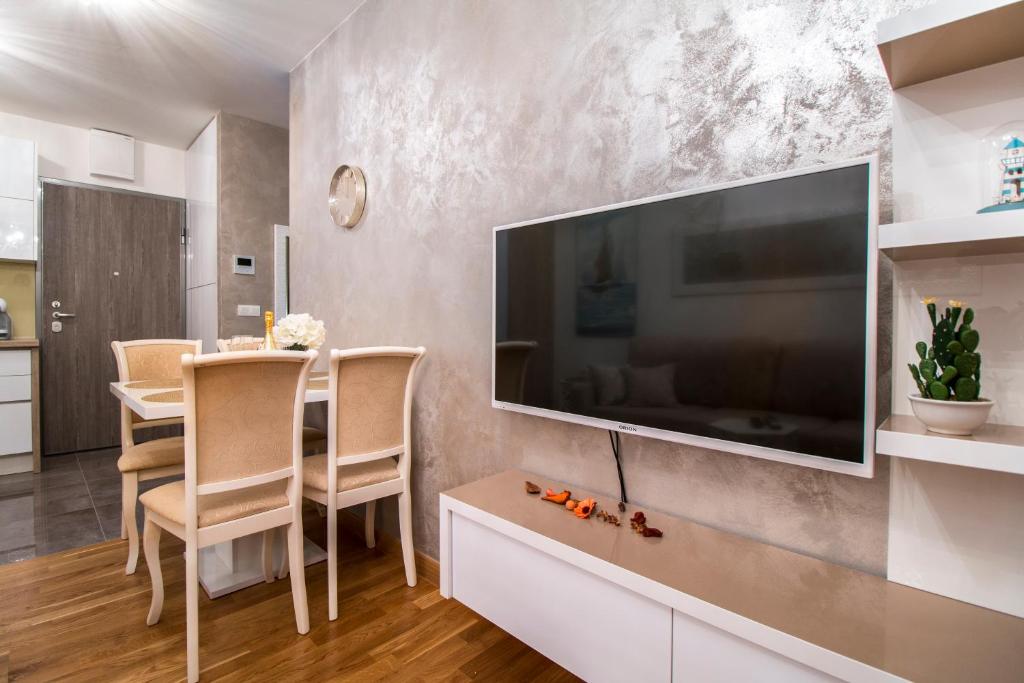Televízia a/alebo spoločenská miestnosť v ubytovaní Luxury Apartment Sweet Dreams
