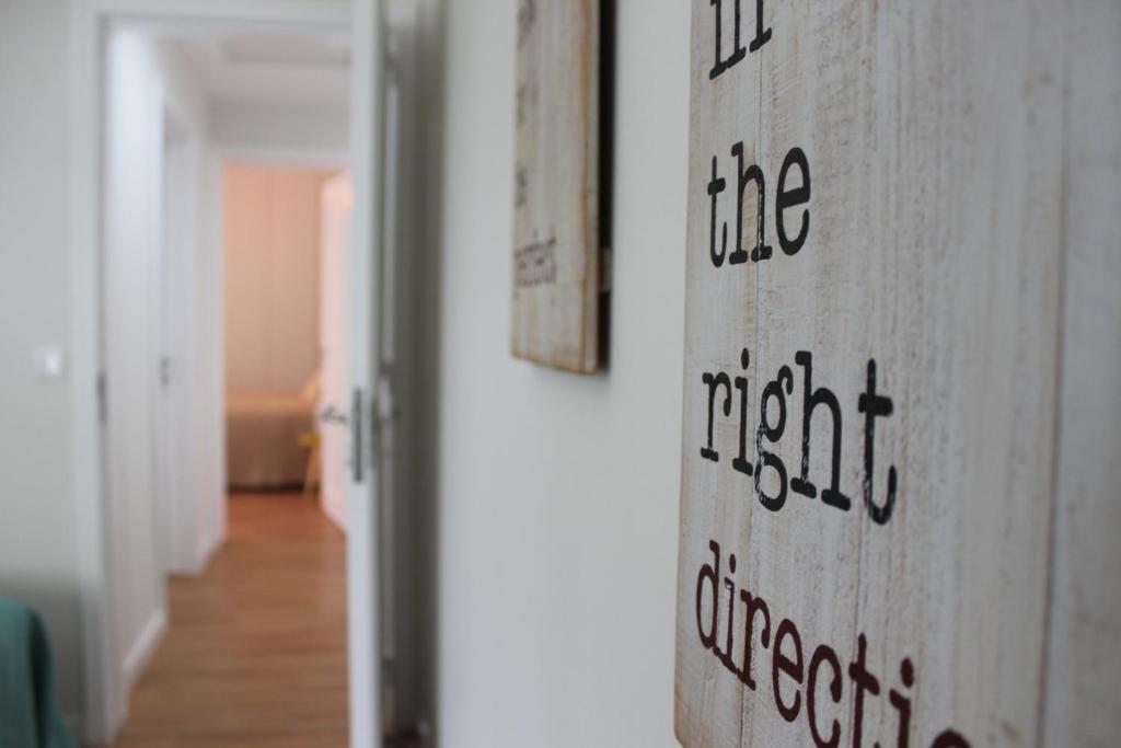 a hallway with a door with the words the right exit at Casa da Azarujinha in Estoril