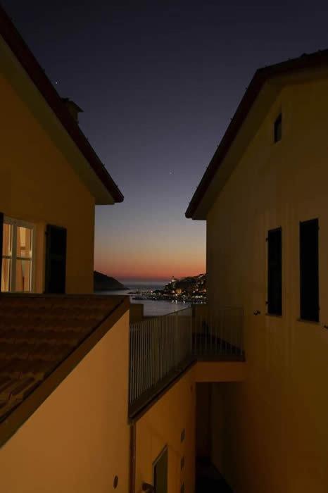 Η ανατολή ή δύση του ηλίου όπως φαίνεται από αυτό το ξενοδοχείο διαμερισμάτων ή από εκεί κοντά