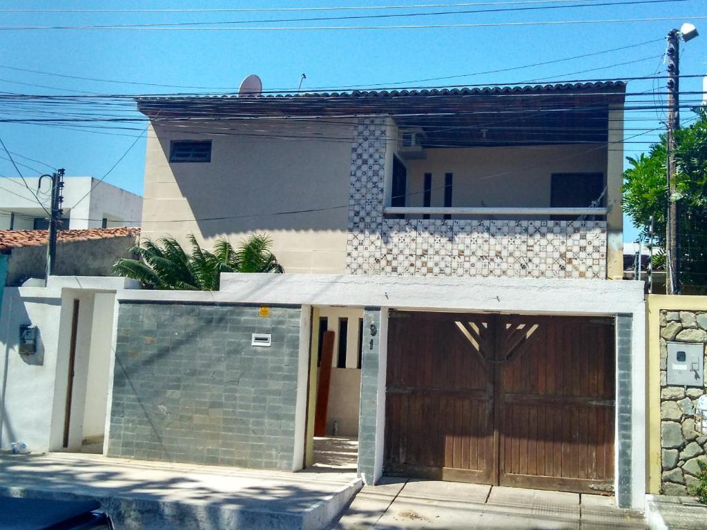 uma casa com um portão e uma garagem em Residencial 791 em Maceió