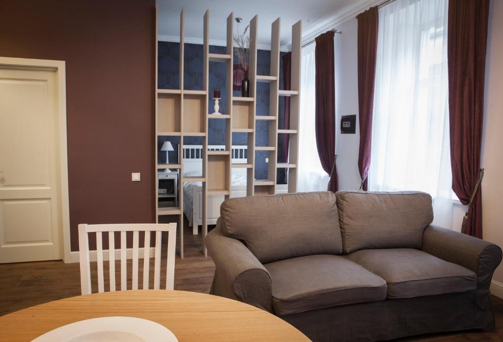 Vilnius street apartment في فيلنيوس: غرفة معيشة مع أريكة وطاولة