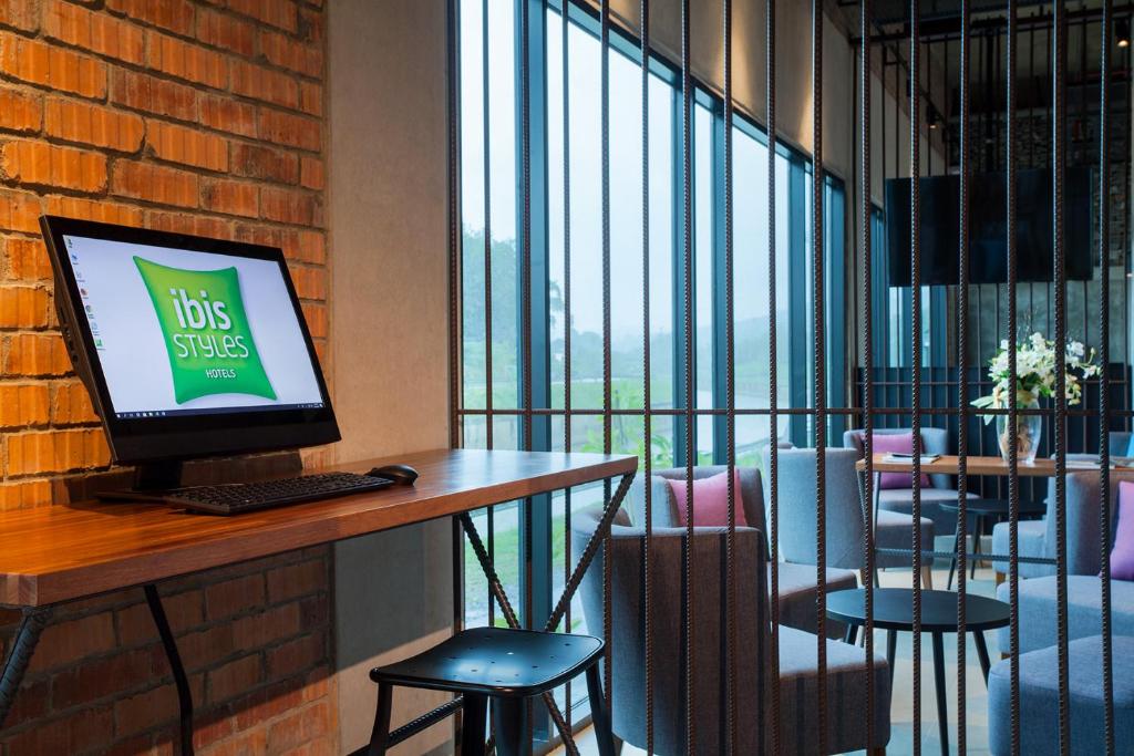 TV a/nebo společenská místnost v ubytování ibis Styles Kota Kinabalu Inanam