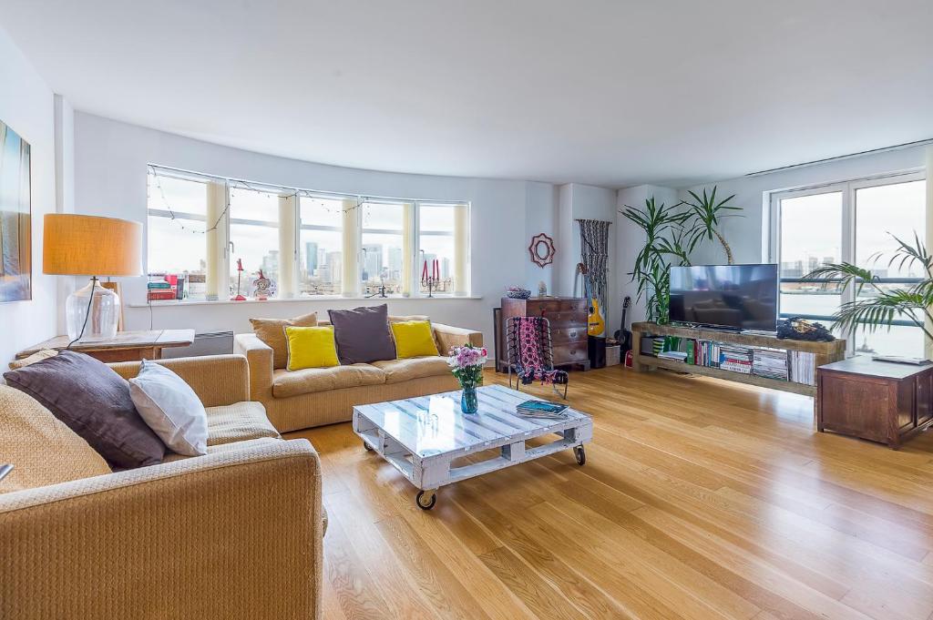 a living room with two couches and a tv at Spectacular River Thames View in London