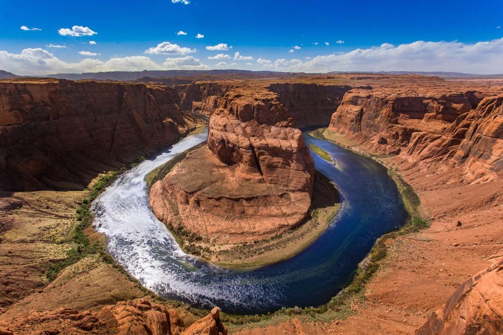 einen Blick auf den Grand Canyon von einem Hubschrauber in der Unterkunft Wingate by Wyndham Page Lake Powell in Page