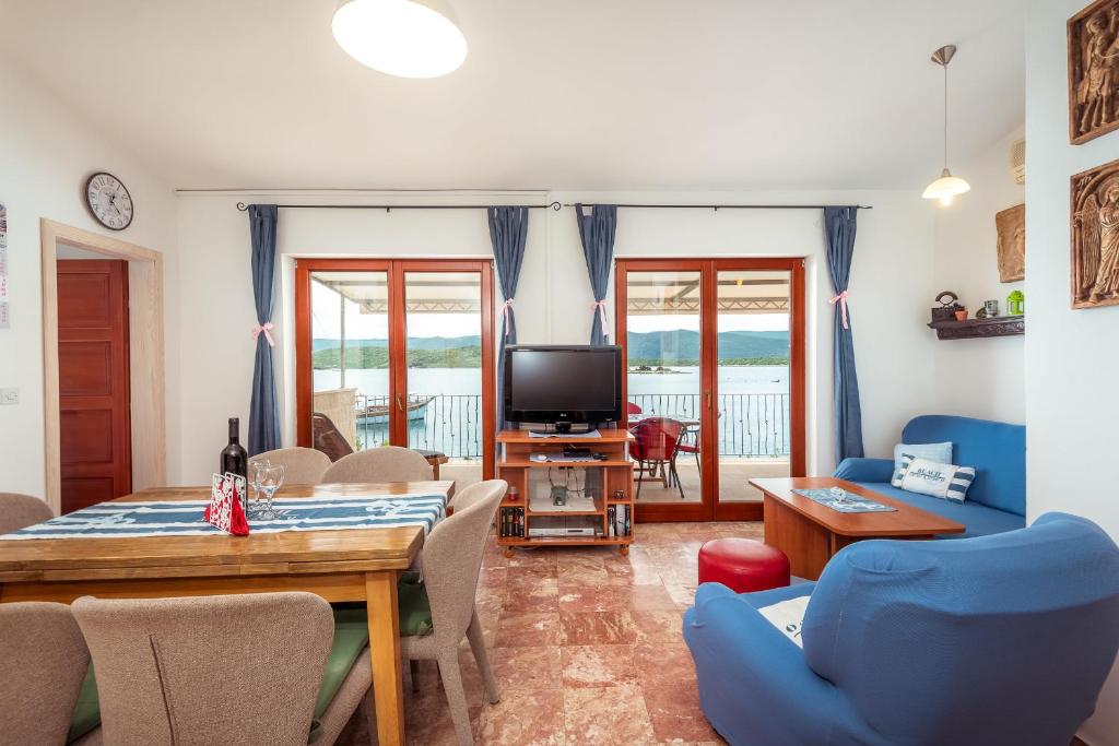 Televízia a/alebo spoločenská miestnosť v ubytovaní Holiday Home Gluscevic