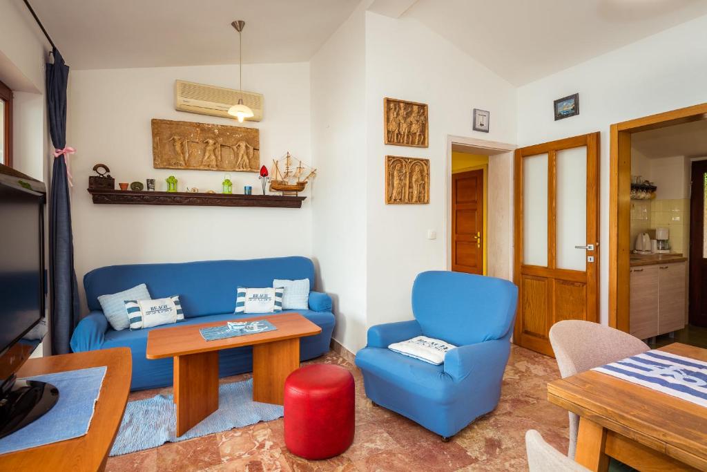 Televízia a/alebo spoločenská miestnosť v ubytovaní Holiday Home Gluscevic