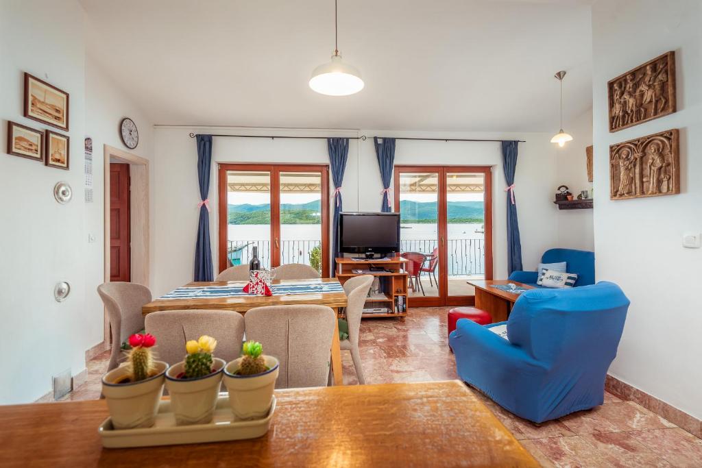 Televízia a/alebo spoločenská miestnosť v ubytovaní Holiday Home Gluscevic