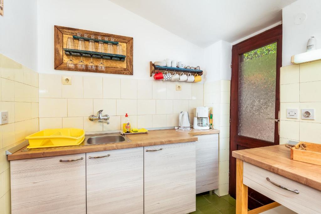 Kuchyňa alebo kuchynka v ubytovaní Holiday Home Gluscevic