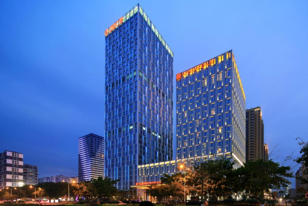 un edificio alto de cristal en una ciudad por la noche en Wanda Realm Liuzhou en Liuzhou