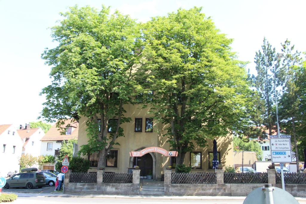 un edificio con dos árboles delante de él en Gasthof Gruner Baum en Bayreuth