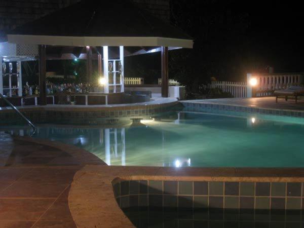 Bazén v ubytování Kalinago Beach Resort nebo v jeho okolí