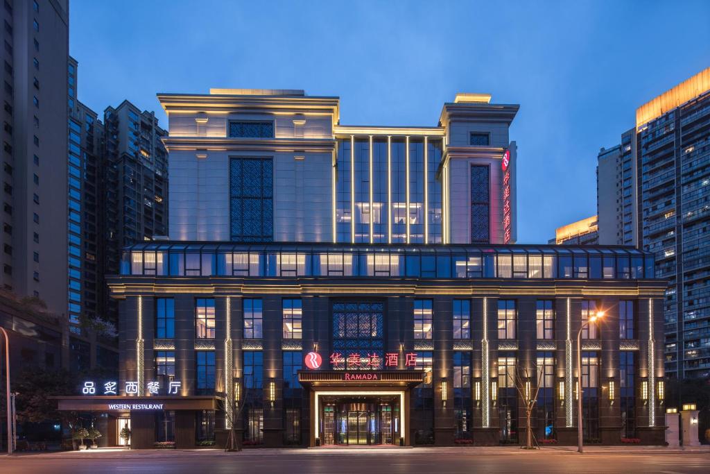 un gran edificio en una ciudad con edificios altos en Leshan Ramada Hotel, en Leshan