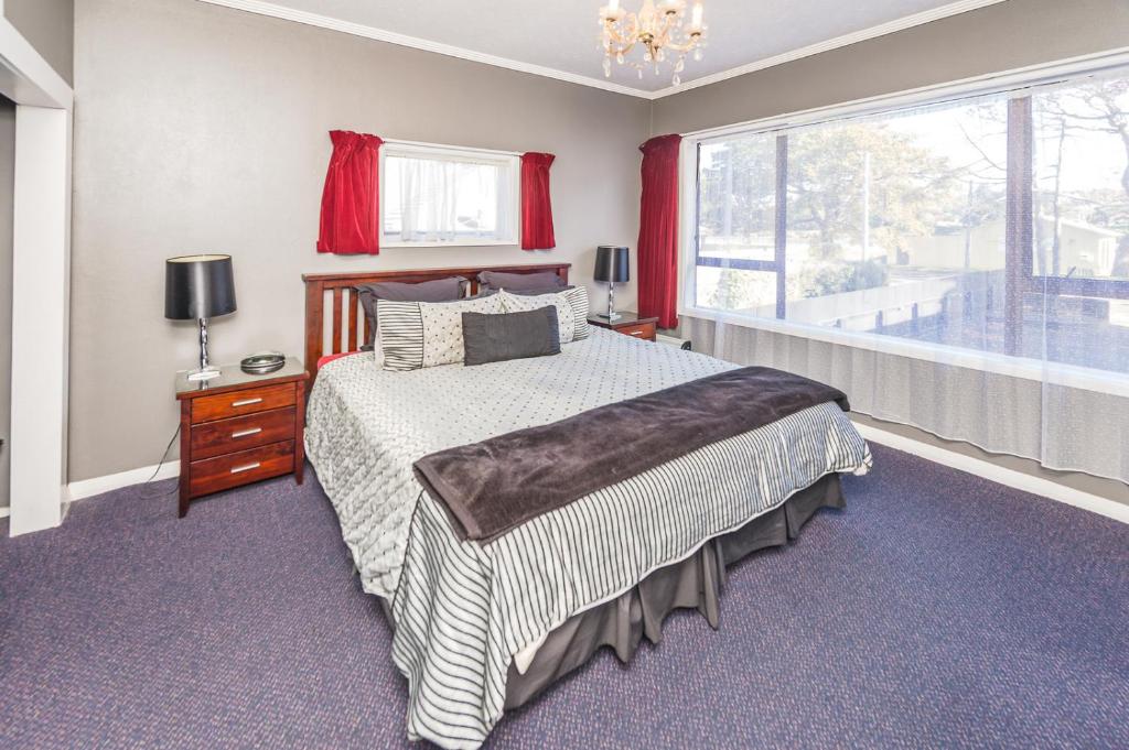 
King Lodge Room with Private Bathroom
