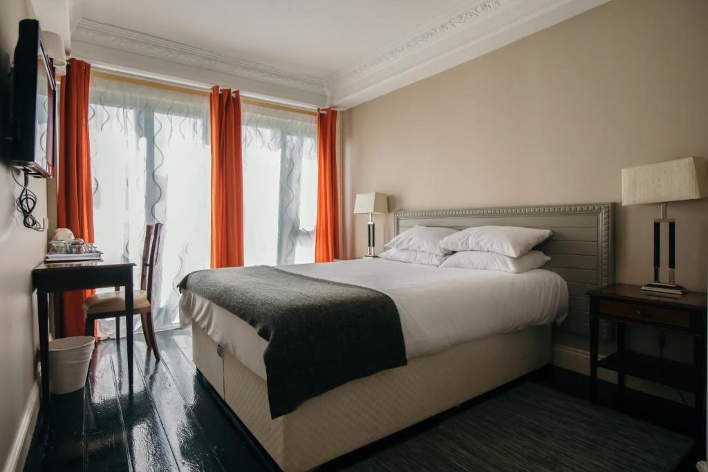 Royal Hotel, Bar & Grill - 