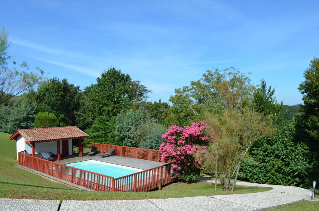サン・ピエール・ディルブにあるLes Villas d'Harri-Xuriaの庭園内のガゼボ付きスイミングプール
