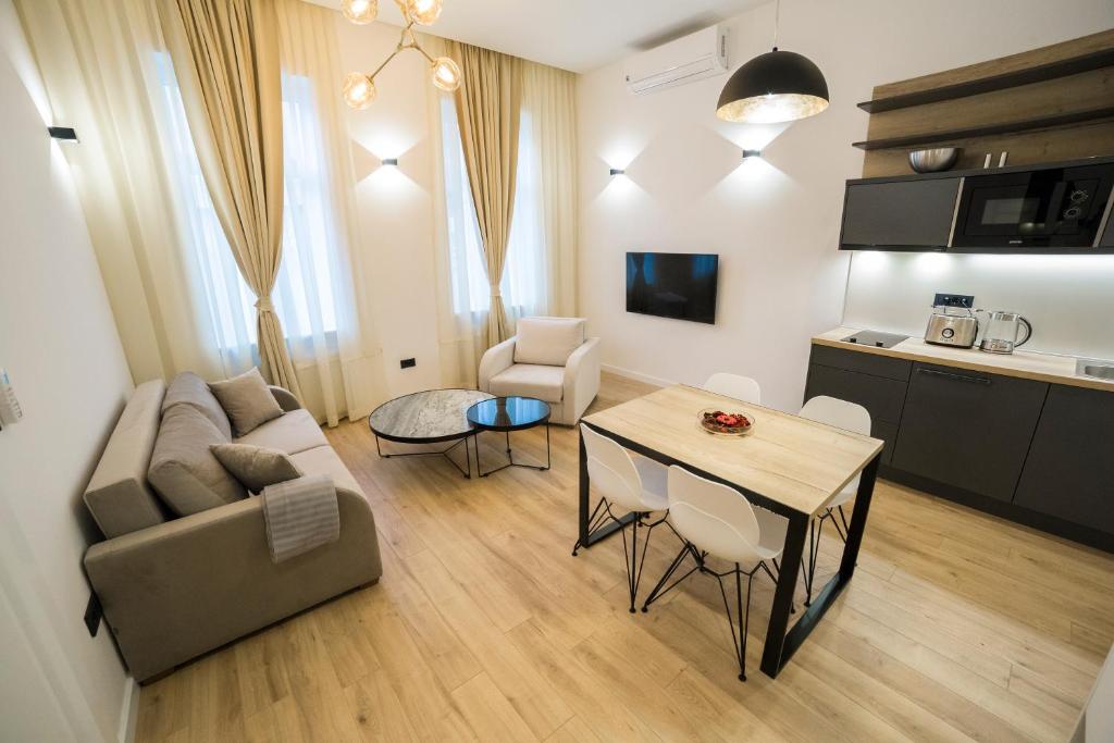 sala de estar con sofá y mesa en Premium Apartments en Sarajevo